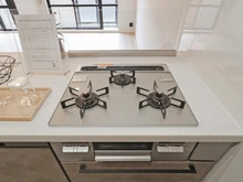 【千葉県/浦安市当代島】ダイアパレス浦安II キッチン：三口コンロ