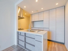 【東京都/中央区晴海】HARUMI FLAG SUN VILLAGE T棟  キッチン：備付の食器棚