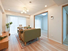 【東京都/板橋区大山金井町】メゾンゴールド LDK：右奥：洋室
※家具・調度品等は販売価格に含まれておりません