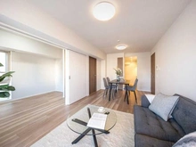 【東京都/板橋区加賀】プラウドシティ加賀学園通り リビング・ダイニング：写真左奥は洋室