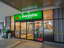 【東京都/中央区晴海】ドゥ・トゥール WEST マルエツ 晴海三丁目店（現地より約1m）：マンション一階部分