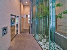 【東京都/中央区月島】THE パームス月島ルナガーデン エントランス：「和」を表現した竹を配したエントランスまわり