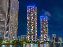 【東京都/中央区晴海】DEUX　TOURS　CANAL＆SPA　EAST　ドゥトゥール 外観：写真真ん中の棟