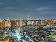 【東京都/豊島区東池袋】プラウドタワー東池袋 眺望：バルコニーからの夜景　※ズームあり
東京スカイツリーを望む※天候による