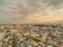 【東京都/豊島区東池袋】プラウドタワー東池袋 眺望：バルコニーからの夕景　※ズームなし