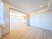 【東京都/豊島区上池袋】プラウドシティ上池袋 洋室：約5.7帖
ウォークインクローゼット有