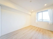 【東京都/豊島区上池袋】プラウドシティ上池袋 洋室：約5.7帖
ウォークインクローゼット有