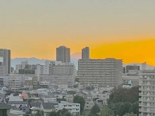 【東京都/板橋区加賀】プラウドシティ加賀学園通り 眺望：バルコニー南西側から夕方に撮影（ズームあり）