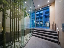 【東京都/中央区月島】THE パームス月島ルナガーデン エントランス：竹・白玉砂利・ガラスで構成される「バンブーギャラリー」