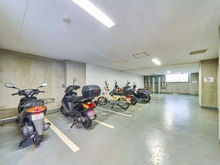 【東京都/中央区月島】THE パームス月島ルナガーデン バイク置場：雨風をしのげる建物内