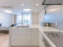 【神奈川県/逗子市小坪】シーサイドコート逗子望洋邸 キッチン：L型キッチン
（家具調度品は価格に含まれません。）