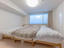 【神奈川県/逗子市小坪】シーサイドコート逗子望洋邸 洋室：約9.1帖
（家具調度品は価格に含まれません。）