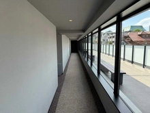 【東京都/品川区上大崎】ディアナコート池田山公園 共用部：お部屋を出るとベンチ付きのスカイテラスが広がります