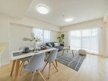 【神奈川県/横浜市都筑区長坂】シーズンプレイス B棟 リビング・ダイニング：家具・調度品は販売価格には含まれません。