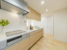 【神奈川県/横浜市都筑区長坂】シーズンプレイス B棟 キッチン：家具・調度品は販売価格には含まれません。家具・調度品は販売価格には含まれません。