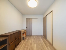【神奈川県/厚木市中町】プレミスト本厚木 洋室：ウォークインクローゼットがございます。家具調度品は価格に含まれません。