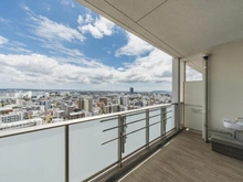 【神奈川県/厚木市中町】プレミスト本厚木 バルコニー：幅は最大2.0mのバルコニーは約12.5m2あり、スロップシンク付きです。