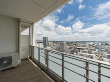 【神奈川県/厚木市中町】プレミスト本厚木 バルコニー：幅は最大2.0mのバルコニーは約12.5m2あり、スロップシンク付きです。