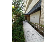 【神奈川県/厚木市中町】プレミスト本厚木 エントランス：エントランス前アプローチ（スロープ）