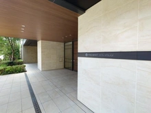 【神奈川県/厚木市中町】プレミスト本厚木 マンション表札：エントランス前アプローチ