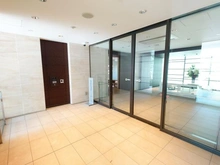 【神奈川県/厚木市中町】プレミスト本厚木 エントランス：対応の鍵をかざすだけで、建物入ることができます。
