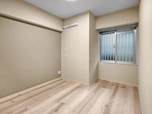 【神奈川県/横浜市西区平沼】モンテベルデ横浜 洋室：エアコン先行配管済/壁面一部アクセントクロス仕上げ