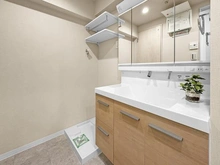 【神奈川県/横浜市西区平沼】モンテベルデ横浜 洗面所：三面鏡裏収納スペース/洗濯機置場上部棚有り