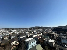 【神奈川県/鎌倉市台】鎌倉台ハイツ A棟 眺望：南東側バルコニーからの眺望
鎌倉の住宅街を見下ろします