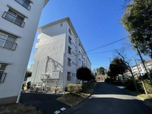 【神奈川県/横浜市神奈川区三ツ沢下町】ガーデン山住宅団地 9号棟 敷地内