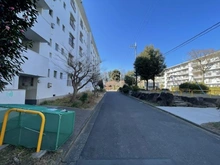 【神奈川県/横浜市神奈川区三ツ沢下町】ガーデン山住宅団地 9号棟 敷地内