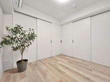 【神奈川県/横浜市中区山下町】ライオンズステージ山下公園 洋室：引戸をあけてLDと一体利用も可能