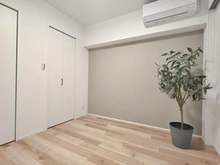 【神奈川県/横浜市中区山下町】ライオンズステージ山下公園 洋室：壁面一部にアクセントクロス採用