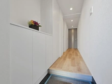 【神奈川県/横浜市中区山下町】ライオンズステージ山下公園 玄関：玄関は人感センサー付き照明スイッチ