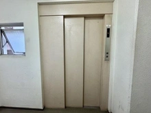 【神奈川県/横浜市神奈川区鶴屋町】ストーク横浜二番館 共用部：エレベーター