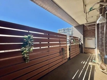 【神奈川県/横浜市神奈川区大口通】マイキャッスル大口駅前 バルコニー：※家具・調度品は販売価格に含まれません。