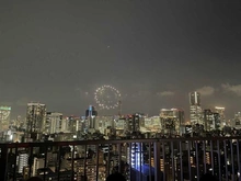 【神奈川県/横浜市西区西平沼町】ヨコハマタワーリングスクエア  スカイデッキからの眺望：横浜開港祭の花火を臨む/イベント時は屋上が解放されます