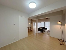 【神奈川県/横浜市南区平楽】横浜ダイカンプラザスポーツメント 洋室：奥にLDK
大規模修繕中
※家具・調度品等は販売価格に含まれておりません