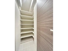 【神奈川県/横浜市神奈川区松見町】ブリシア横浜大口 収納：玄関横収納スペース