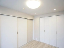 【神奈川県/横浜市栄区小菅ケ谷】クレール本郷台 洋室：引戸を開けてLDと一体利用可能／クローゼット有り