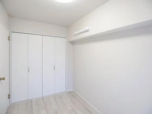 【神奈川県/横浜市栄区小菅ケ谷】クレール本郷台 洋室：エアコン用先行配管済み／クローゼット有り