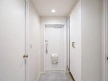 【神奈川県/横浜市栄区小菅ケ谷】クレール本郷台 玄関：ダブルロック／人感センサー付き照明スイッチ