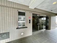 【神奈川県/横浜市泉区中田東】戸塚ダイカンプラザ エントランス：写真右手：管理員室、オートロック式エントランス