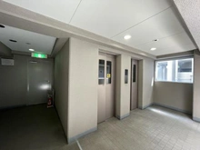 【東京都/台東区寿】サンライズ浅草 エレベーターホール：エレベーター2基有り