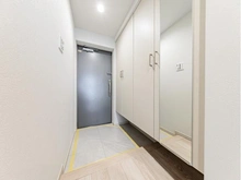 【千葉県/市川市宮久保】ダイアパレス本八幡V 玄関：ダブルロック/人感センサー照明スイッチ/ミラー設置