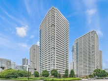 【神奈川県/横浜市西区みなとみらい】M.M.タワーズ the East 外観：外壁タイル貼り/イースト棟は写真中央です