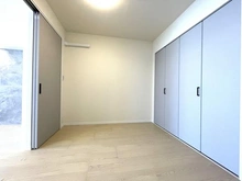 【神奈川県/横浜市西区西平沼町】ヨコハマタワーリングスクエア THE  WEST 洋室：エアコン先行配管済/クローゼット有り
