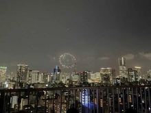 【神奈川県/横浜市西区西平沼町】ヨコハマタワーリングスクエア THE  WEST スカイデッキからの眺望：横浜開港祭の花火を臨む/イベント時は屋上が解放されます（2025年6月撮影）