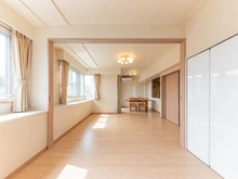 【神奈川県/横浜市保土ケ谷区保土ケ谷町】オークフローレ横濱保土ヶ谷 洋室からリビングダイニング望む