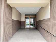 【神奈川県/横須賀市東逸見町】ウェルシティ横須賀ポートバレーヌ2番館 エントランス