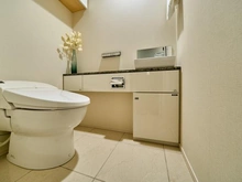 【神奈川県/横浜市西区北幸】ブランズ横浜 トイレ：手洗いカウンター・吊戸棚付き